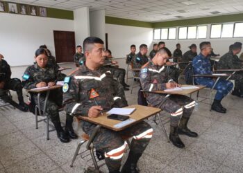 Rescatistas del Batallón de Ayuda Humanitaria y de Rescate del Ejército de Guatemala se entrenan en el Curso Integrado de Ayuda Humanitaria.