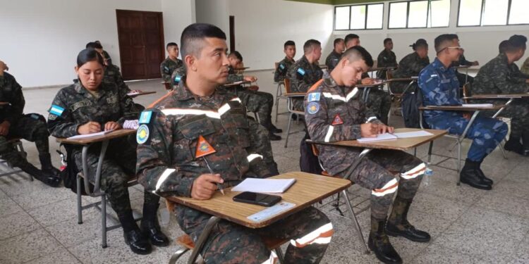 Rescatistas del Batallón de Ayuda Humanitaria y de Rescate del Ejército de Guatemala se entrenan en el Curso Integrado de Ayuda Humanitaria.