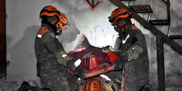 Rescatistas Militares participan en entrenamiento de Búsqueda y Rescate en Estructuras Colapsadas (BREC), impartido por Bomberos Municipales.