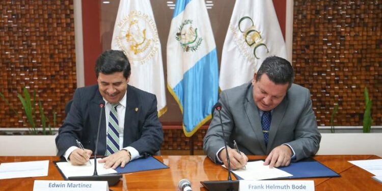 MINFIN y CGC firman acuerdo para agilizar la baja de bienes y material ferroso