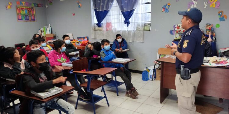 PNC capacita a estudiantes para prevenir el consumo de drogas y el reclutamiento de pandillas