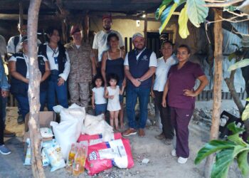 Reservistas militares apoyan en la entrega de paquetes nutricionales a niños con desnutrición aguda como parte de la Gran Cruzada Nacional por la Nutrición.