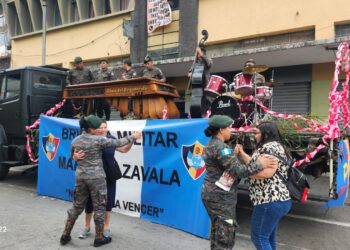 Ejército de Guatemala lleva serenata a las madres guatemaltecas.