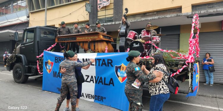 Ejército de Guatemala lleva serenata a las madres guatemaltecas.