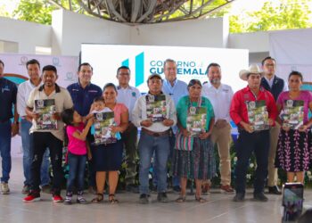 Más de 200 familias de Petén reciben escrituras de tierras