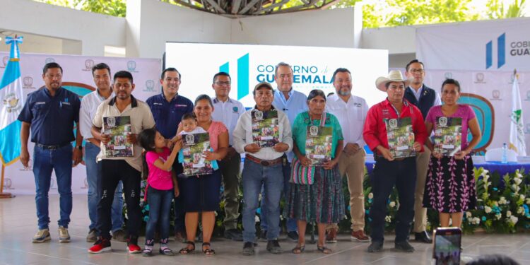 Más de 200 familias de Petén reciben escrituras de tierras