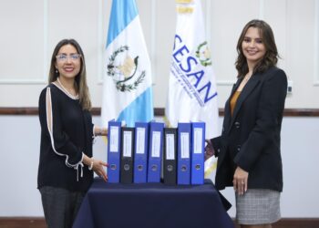 SESAN entrega carpeta institucional a SEGEPLAN como parte de transición gubernamental