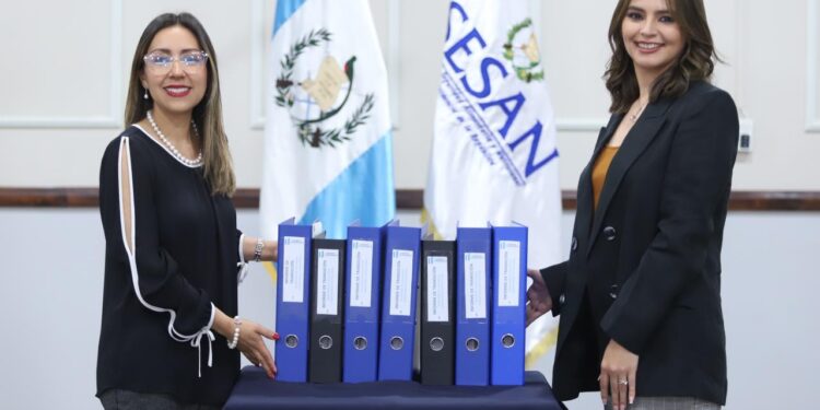 SESAN entrega carpeta institucional a SEGEPLAN como parte de transición gubernamental