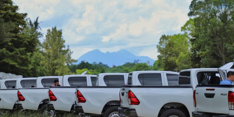 Fortalecen siete delegaciones departamentales de SESAN con la entrega de 14 picops del proyecto Crecer Sano