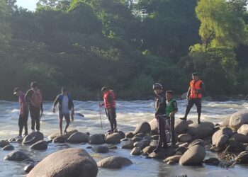 Ejército de Guatemala apoya las tareas de búsqueda y rescate de dos menores en el río Camarón.