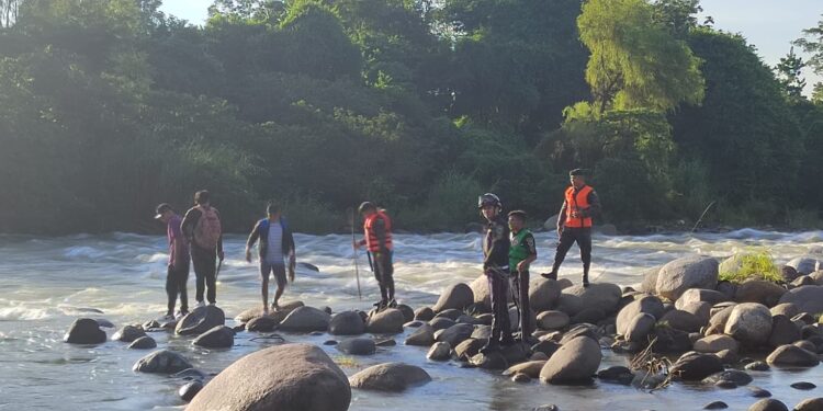 Ejército de Guatemala apoya las tareas de búsqueda y rescate de dos menores en el río Camarón.
