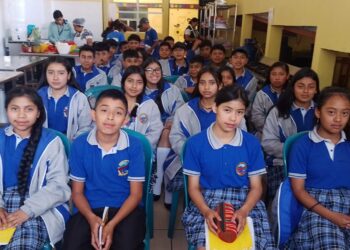 Estudiantes de Panajachel son capacitados sobre la importancia de una buena alimentación