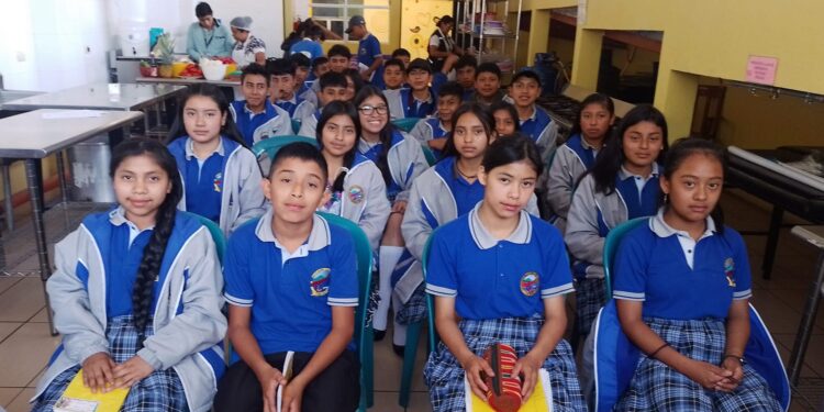 Estudiantes de Panajachel son capacitados sobre la importancia de una buena alimentación