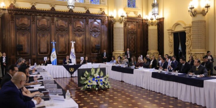 Presidente Arévalo encabeza primera reunión del CONASAN