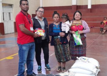 Niños con desnutrición aguda reciben alimentos