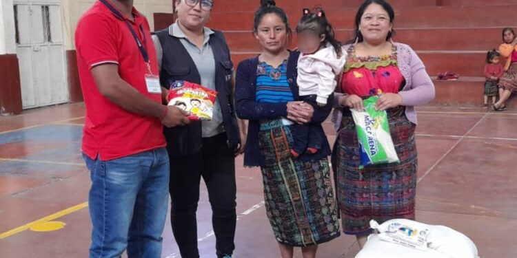 Niños con desnutrición aguda reciben alimentos