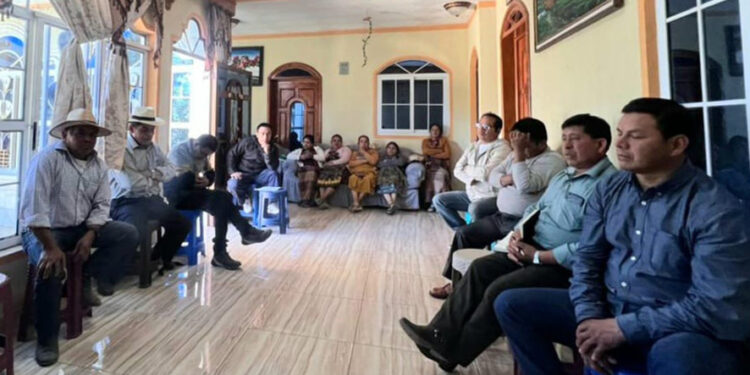 Productores de aguacate de Sololá aprenden los beneficios de establecerse como organización