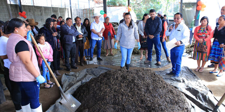 El abono orgánico enriquece el suelo y los cultivos