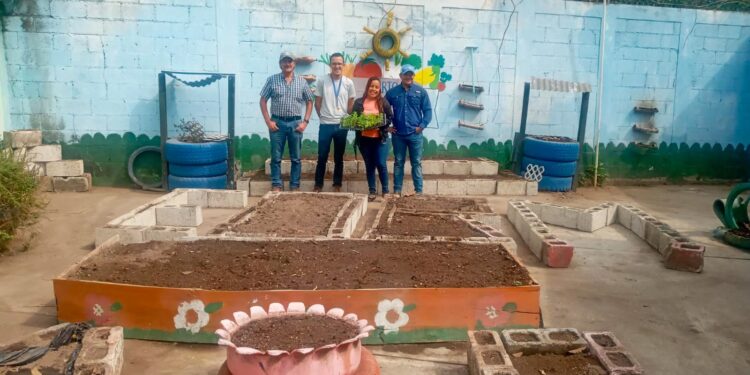 Estudiantes aprender a cultivar en Huertos Escolares Pedagógicos