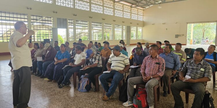 Productores y productoras de la Franja Transversal del Norte conocen temas de comercio