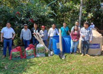 Productoras y productores de cebolla reciben asistencia e insumos para tecnificar sus procesos de cultivo
