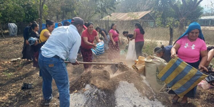 Aprenden a preparar abono sólido tipo Bocashi