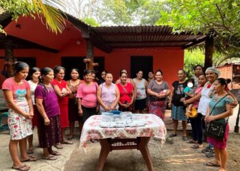 Capacitan a familias en procesamiento y mercadeo de café