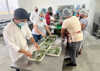 Mujeres aprenden técnicas de deshidratación de alimentos