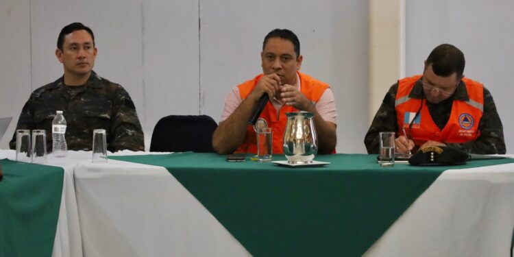 Se evalúan y coordinan acciones para fortalecer el combate de incendios forestales en Petén