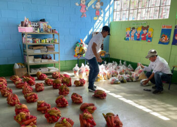 Primera entrega de alimentos en escuelas marca un impulso económico para las y los agricultores