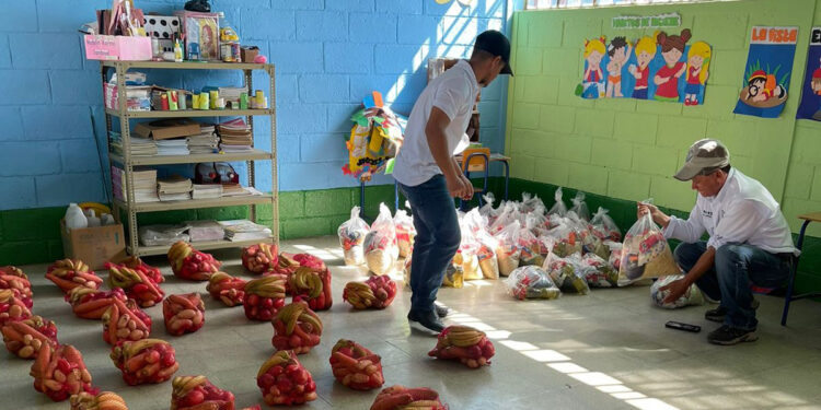 Primera entrega de alimentos en escuelas marca un impulso económico para las y los agricultores
