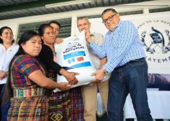 Agricultores reciben fertilizante en el marco de la Iniciativa Mano a Mano