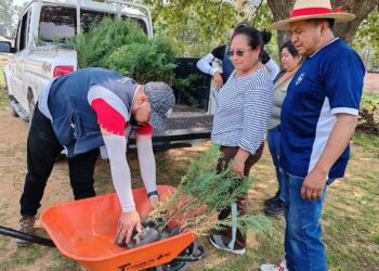En Huehuetenango entregan árboles para conservación de suelos