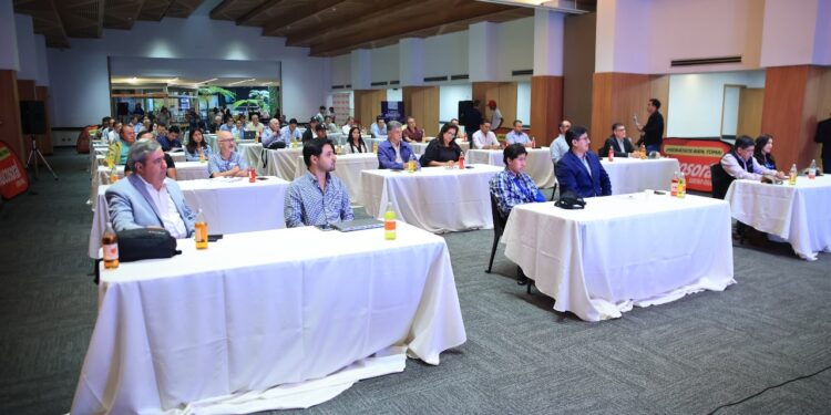 Ganaderos conocen experiencias para enfrentar el cambio climático