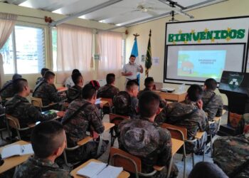 Instruyen sobre crianza de conejos a soldados en apoyo a su desarrollo