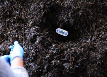 Soldados se capacitan en la elaboración de abono orgánico bocashi