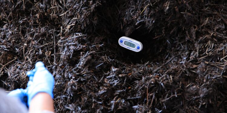 Soldados se capacitan en la elaboración de abono orgánico bocashi