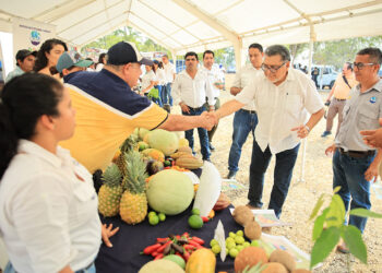 Visitan Centro Genético en Petén