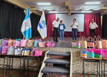 Extensionistas de Suchitepéquez se capacitan en la elaboración de bolsas artesanales de hilo