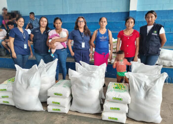 Entregan alimentos a familias para combatir desnutrición
