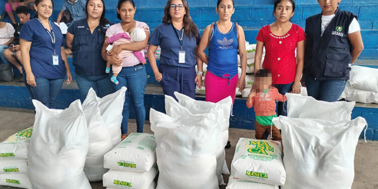 Entregan alimentos a familias para combatir desnutrición