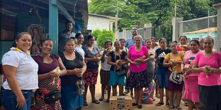 Entregan aves para que familias rurales construyan patrimonio aviar