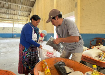 Brindan asistencia alimentaria a familias quetzaltecas