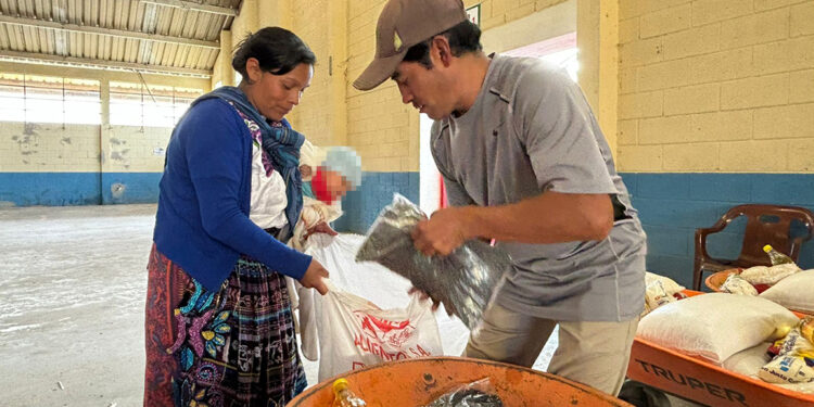 Brindan asistencia alimentaria a familias quetzaltecas
