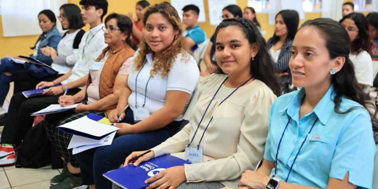 Brindan taller de liderazgo a jóvenes del programa de Servicio Cívico