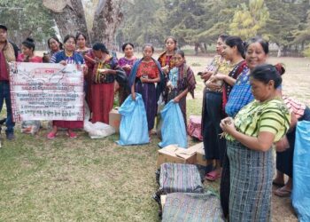 Capacitan a miembros de CADER de Santiago Atitlán en manejo de aves de traspatio