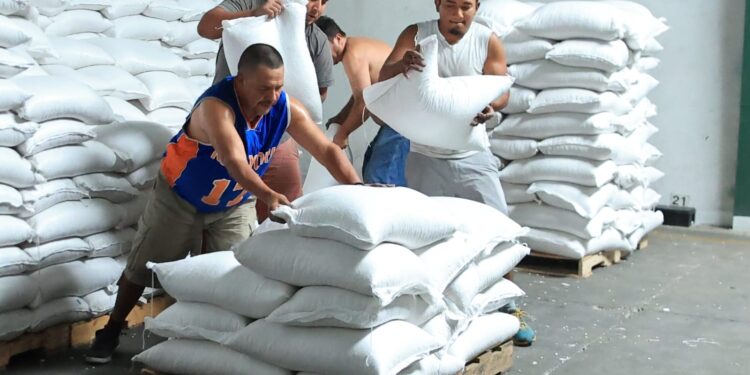 Distribuyen alimentos para afectados por lluvias