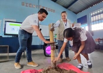 Estudiantes realizan prácticas de huerto familiar y reciben insumos