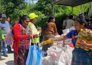 Familias de Santa Bárbara, Huehuetenango, reciben asistencia alimentaria