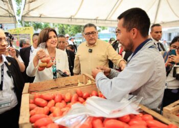 Gran afluencia en Feria del Agricultor de Plaza Barrios